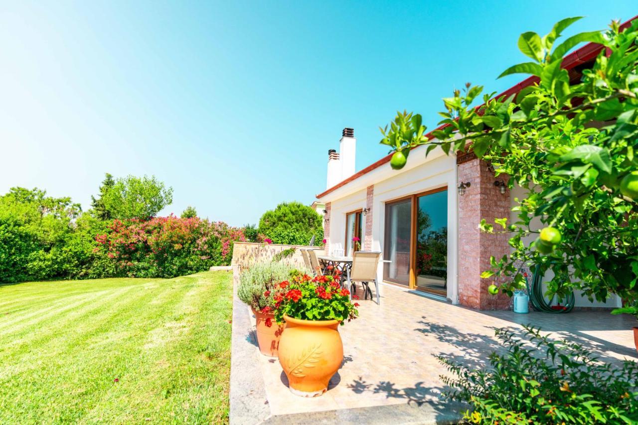 Villa Bougainvillea Epanomí Exterior foto